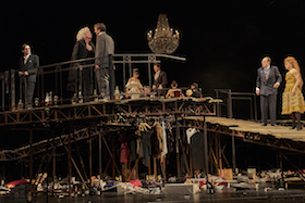 Der Spieler – Am Münchner Residenztheater von Andreas Kriegenburg mit doppeltem Rouletterad inszeniert