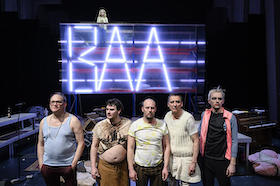 Baal – Mareike Mikat überzeugt beim Brechtfestival Augsburg mit Brechts Frühwerk im Milieu einer alternden Punkband