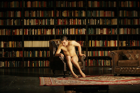 Ein Bericht für eine Akademie – Oliver Frljić spürt am Maxim Gorki Theater Berlin Franz Kafkas Erzählung nach