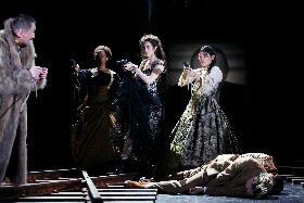 Anna Karenina oder Arme Leute – Maxim Gorki Theater Berlin – Oliver Frljić verbindet Tolstoi und Dostojewski zu einem groben Revolutionsdrama