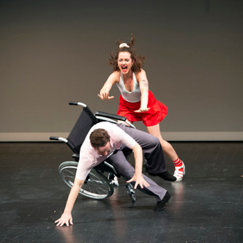 Rolling – HAU Berlin – Michel Laub huldigt mit minimalistischen Choreographien den Leinwandgöttern