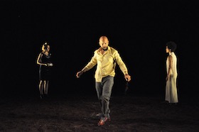 Aesthetics of Color – Ballhaus Naunynstraße – Toks Körners Stück über einen deformierten Kunstmarkt bleibt ein Holzschnitt