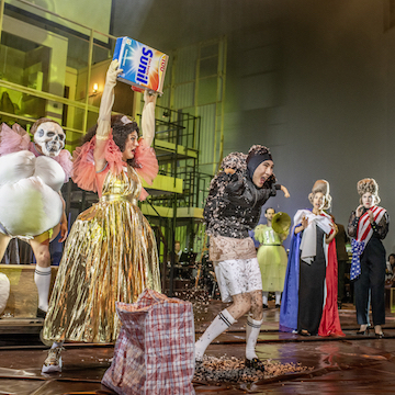 Germania – Volksbühne Berlin – Claudia Bauers Heiner-Müller-Collage als großangelegtes Slapstick-Requiem