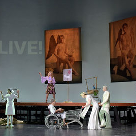 Legende – Volksbühne Berlin – Stefan Pucher stemmt Ronald M. Schernikaus legendäres Roman-Ungetüm auf die Bretter am Rosa-Luxemburg-Platz