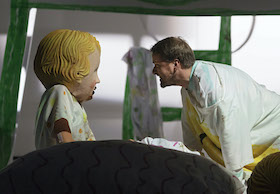 Neujahr – Theater Bielefeld – Dariusch Yazdkhasti erzählt mit Juli Zehs Roman von Trauma und Überwindung