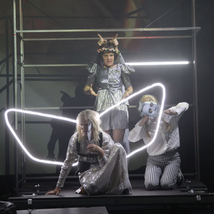 Das schweigende Mädchen – Theater Bremen – Marco Štorman wird mit dem NSU-Stück von Elfriede Jelinek überdeutlich 