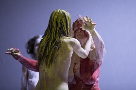 Thyestes Brüder! Kapital – FFT Düsseldorf – Claudia Bosse und das theatercombinat untersuchen mit Seneca und Karl Marx die Beziehungen zwischen Sprache und Körpern