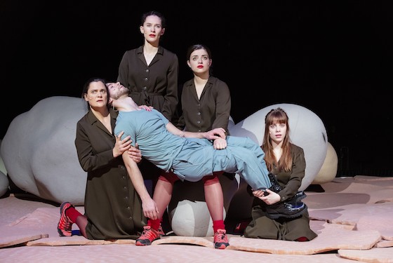 EineFrauFliehtNachricht 3 560 JessicaSchaefer u