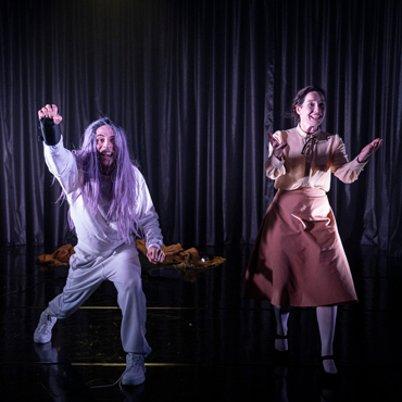 Der Sprecher und die Souffleuse – Theater am Lend Graz – Miroslava Svolikovas Theatersatire in der Uraufführung von Pedro Martins Beja