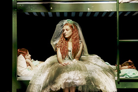 Iphigenie – Schauspiel Hannover – Anne Lenk kombiniert die Iphienien von Euripides und Goethe zur Emanzipationsgeschichte