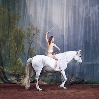 Hate – Theaterformen Hannover – Die Schauspielerin und Performerin Laetitia Dosch sucht in vollem Galopp nach dem Glück 