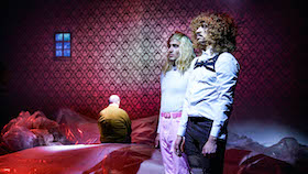 Nur ihr wisst, ob wir es geschafft haben werden! – HochX München – Emre Akal eröffnet das Projekt Ayşe X Staatstheater mit einer Zukunftserzählung zwischen Plastikhügeln