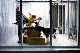 Die Kränkungen der Menschheit – Münchner Kammerspiele – Anta Helena Recke befragt in drei Bildern weiße Sehgewohnheiten