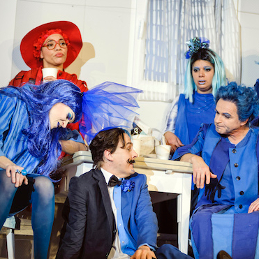 Hase Hase – Theater Oberhausen – Intendant Florian Fiedler feiert mit Coline Serreaus skurriler Komödie ein Theaterfamilienfest