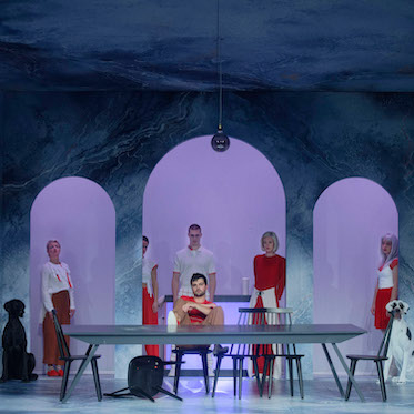 Hamlet – Landestheater Schleswig-Holstein – In Rendsburg entfremdet Anna-Elisabeth Frick Shakespeares Dänenprinzen von sich selbst