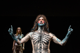 Das große Heft – Kosmos Theater Wien – Sara Ostertag adaptiert den Roman von Agota Kristof