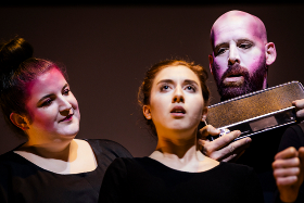 Autos – Franz-Xaver Mayr inszeniert die Uraufführung von Enis Macis Stück im Schauspielhaus Wien