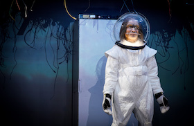 Die Affen – Schaubühne Berlin – Marius von Mayenburg rückverwandelt den Menschen in seinem neuen Stück zum Affen