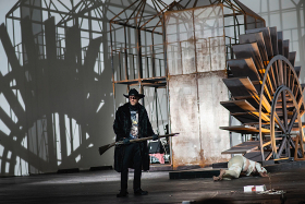 Der Kaiser von Kalifornien – Volksbühne Berlin – Alexander Eisenach schürft mit den Goldgräbern in der Ökonomiegeschichte 