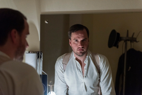 Requiem – Theater Bielefeld – Das Kollektiv Raum + Zeit schickt einen Zuschauer auf eine Traumreise in die Vergangenheit