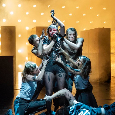 Die Räuber – Theater Bonn – Simon Solberg inszeniert Friedrich Schillers Frühwerk mit Gangster-Rap, Videospiel-Anleihen und viel jugendlichem Pathos