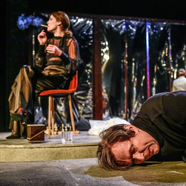 Biographie: Ein Spiel – Theater Chemnitz – Kathrin Brune inszeniert mit großer Präzision Max Frischs Drama vom Scheitern der Selbstentwürfe