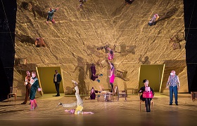 Drei Schwestern – Staatstheater Darmstadt – Katrin Plötner inszeniert Tschechows Frauentrio als schillernde Nörglerinnen vor einer Spiegelwand