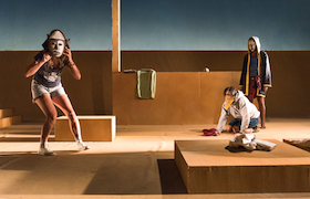 Lauf und bring uns dein nacktes Leben – Staatstheater Darmstadt – Rainer Merkels Theaterdebüt nimmt die Welt der Entwicklungshilfe kritisch in den Blick