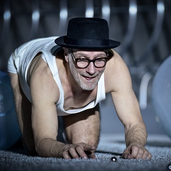 Jedermann (stirbt) – Schauspiel Frankfurt – Jan Bosse zeigt Ferdinand Schmalz‘ Stück vom letzten Stündlein eines Bankers mit einem glänzenden Wolfram Koch in der Titelrolle