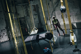 The Great Report – Kampnagel Hamburg – Moritz Frischkorn interpretiert in einem aufwendigen Rechercheprojekt Logistik als Form der Choreografie