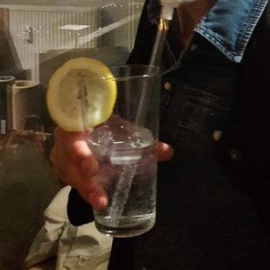 Unboxing Unboxing: Bar Box – Kampnagel Hamburg –  Das Kollektiv Geheimagentur liefert eine Cocktailbar mit dazugehöriger Kolonialgeschichte nach Hause