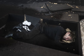 Hamlet – Thalia Theater Hamburg – Jette Steckel zeigt den Prinzen des Theaters gefangen im eigenen Spiel