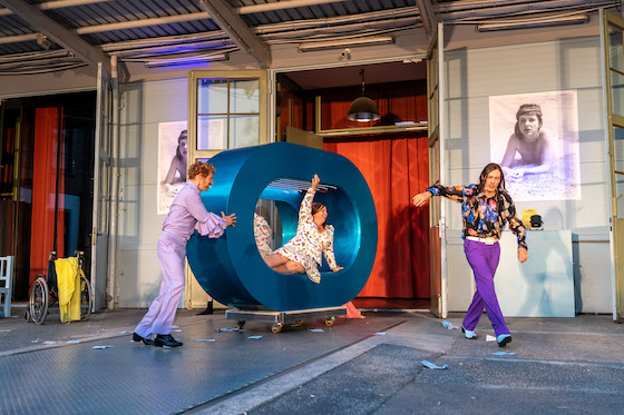 Opening Nightvon John Cassavetes Regie Charlotte SprengerRegieCharlotte SprengerB&uuml;hne und Kost&uuml;meAleksandra PavlovićDramaturgieMatthias G&uuml;ntherMusik und Live-MusikPhilipp PlessmannMitMerlin SandmeyerRafael StachowiakGabriela Maria SchmeideTilo WernerOda Thormeyer  Foto:Krafft AngererToenninger Weg 12622609 Hamburgka@krafft-angerer.deMobil: +49-172-8088180Hypovereinsbank MuenchenKoNr 718 32 32 BLZ 700 202 70UstidNr. 26/335/71654Honorar inkl. 7% MwstKontakt:Thalia Theater | Presse- und &Ouml;ffentlichkeitsarbeitMaren Dey | Alstertor | 20095 HamburgTel 040. 32 81 41 11 | Fax 040. 32 81 42 04presse@thalia-theater.de | www.thalia-theater.de 