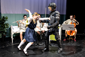 La flauta mágica / Die Zauberflöte – Theater Heidelberg – Zum Auftakt des Festivals ¡Adelante! inszeniert Antú Romero Nunes Mozart als Musical märchen-schön und märchen-grausam