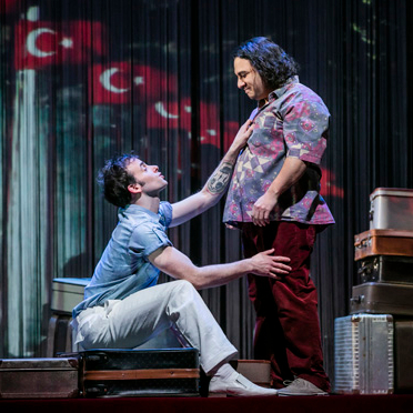 Pera Palas – Theater für Niedersachsen Hildesheim – Bettina Rehm inszeniert Sinan Ünels generationenüberspannende Geschichte einer Istanbuler Familie