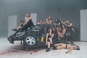 Étude for an Emergency. Composition for ten bodies and a car – Münchner Kammerspiele – Florentina Holzinger schwelgt in glamourösen weiblichen Bühnentoden