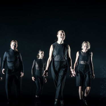 Das Erdbeben in Chili – Residenztheater München – Ulrich Rasche lädt zur Spielzeiteröffnung Kleists Novelle der Stunde mit unnötig vielen aktuellen Bezügen auf 