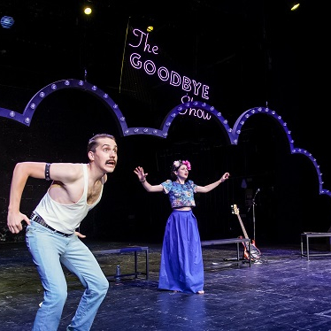 Das hässliche Universum – Münchner Volkstheater – Laura Naumanns Weltuntergangsstück macht Sapir Heller und ihrer Crew richtig Spaß