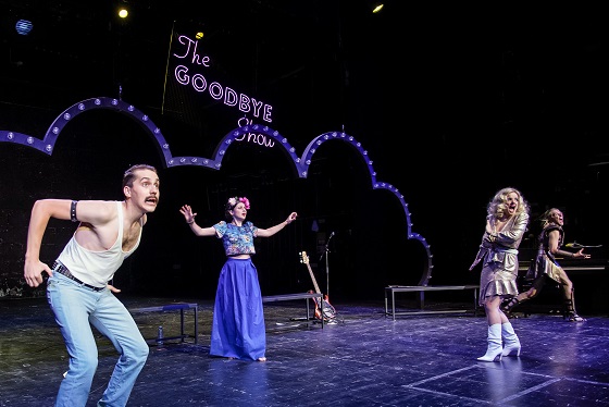 Dashaesslicheuniversum1 560 vincentsauer ninasteils annestein silasbreiding Arno Declair