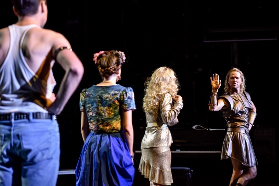 Dashaesslicheuniversum 2 560 vincentsauer ninasteils annestein silasbreiding Arno Declair u