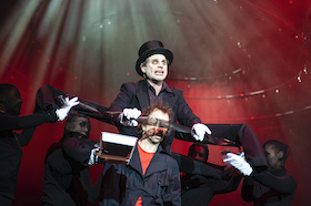 Peer Gynt – Theater Oberhausen – Martin G. Berger zeigt Ibsens dramatisches Gedicht als Musical-Revue mit pastos aufgetragener Ironie