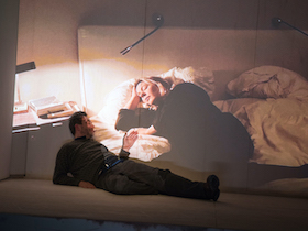 Die Nacht von Lissabon – Theater Osnabrück – Dominique Schnizer macht aus Remarques Exilanten-Roman einen videogestützten Monolog