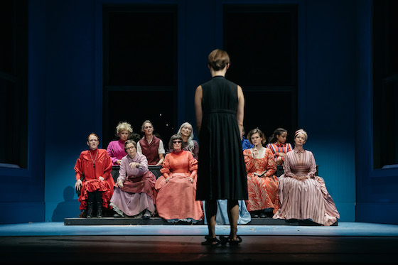 DAS HIMMELSZELTLucy KirkwoodDeutsch von Corinna BrocherDeutschsprachige Erstauff&uuml;hrung am 27. September 2020, Burgtheater, Saison 2020/21Regie: Tina LanikB&uuml;hne und Kost&uuml;me: Stefan HageneierMusik: J&ouml;rg GollaschLicht: Michael HoferDramaturgie: Sebastian Huber / Andreas KarlaganisSally Poppy: Marie-Luise StockingerElizabeth Luke: Sophie von KesselCharlotte Cary : Barbara PetritschJudith Brewer: Dunja SowinetzSarah Smith: Elisabeth AugustinHelen Ludlow: Katharina PichlerSarah Hollis: Stefanie DvorakEmma Jenkins: Sabine HauptKitty Givens: Stacyian Jackson Ann Lavender: Lilith H&auml;&szlig;leMary Middleton: Alexandra HenkelHannah Rusted: Paula KrohPeg Carter: Safira RobensBilly Coombes: Philipp Hau&szlig;Frederick Poppy: Dietmar K&ouml;nig Dr. Wills: Dietmar K&ouml;nig