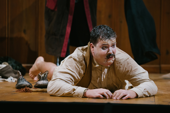 MEIN KAMPFFarce von George TaboriDeutsch von Ursula Gr&uuml;tzmacher-TaboriPremiere am 09.10.2020, BurgtheaterSaison 2020/21Regie: Itay TiranB&uuml;hne: Jessica RockstrohKost&uuml;me: Su SigmundMusik: Dori ParnesLicht: Michael HoferDramaturgie: Alexander KerlinHerzl: Markus HeringLobkowitz: Oliver N&auml;geleHitler: Marcel HeupermanGretchen: Hanna HilsdorfHimmlisch: Rainer GalkeMizzi, ein Huhn: "Birne"