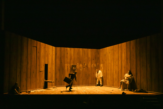 MEIN KAMPFFarce von George TaboriDeutsch von Ursula Gr&uuml;tzmacher-TaboriPremiere am 09.10.2020, BurgtheaterSaison 2020/21Regie: Itay TiranB&uuml;hne: Jessica RockstrohKost&uuml;me: Su SigmundMusik: Dori ParnesLicht: Michael HoferDramaturgie: Alexander KerlinHerzl: Markus HeringLobkowitz: Oliver N&auml;geleHitler: Marcel HeupermanGretchen: Hanna HilsdorfHimmlisch: Rainer GalkeMizzi, ein Huhn: "Birne"