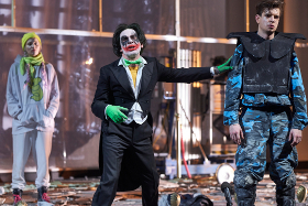 Schwarzwasser – Akademietheater Wien – Robert Borgmanns Uraufführung des Ibiza-Affären-Stücks von Elfriede Jelinek