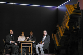 Die Traumdeutung von Sigmund Freud – Burgtheater Wien – Dead Centre versketchen die Psychoanalyse und werfen Publikumsbeteiligungs-Fragen auf