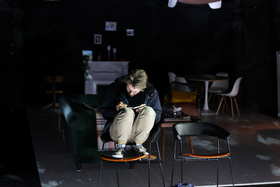 Der Sohn – Theater in der Josefstadt Wien – Stephanie Mohr zeigt Florian Zellers Stück über einen depressiven Jugendlichen und dessen entgleisende Familie