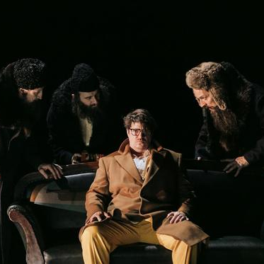 Schwere Knochen – Volkstheater Wien – Alexander Charim erzählt milieupralle Verbrechergeschichten nach dem Roman von David Schalko