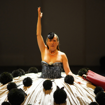 Glückliche Tage | Endspiel | Warten auf Godot – Staatstheater Wiesbaden – Uwe Eric Laufenberg startet ins Postcorona-Theater mit Beckett